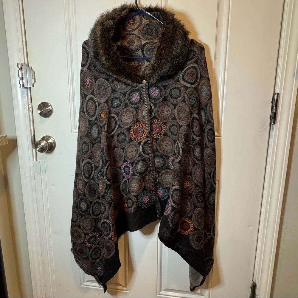 Eyeful OS Embroidered Colorful Circle Pattern Shawl Cape Brown Faux Fur Collar